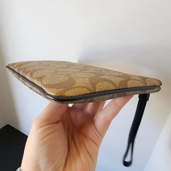 ✨️NWT✨️ Coach Signature Large Wristlet Pouch, Khaki & Midnight, 2020, $128 MSRP - Picture 5 of 7